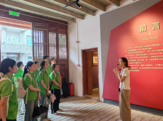 实践队在讲解员的带领下参观“万安暴动”指挥部旧址 邱俐供图 实践队在讲解员的带领下参观“万安暴动”指挥部旧址 邱俐供图