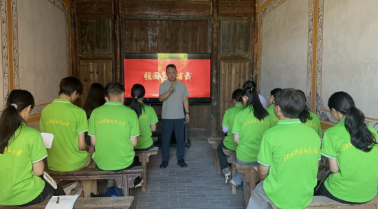 实践队聆听学院院长郜志刚讲党课 夏佳卉供图.png 实践队聆听学院院长郜志刚讲党课 夏佳卉供图.png