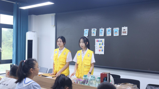 图为实践队成员为小朋友开设防溺水小课堂 图为实践队成员为小朋友开设防溺水小课堂
