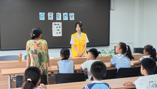 图为实践队成员与小朋友进行防溺水安全知识问答 图为实践队成员与小朋友进行防溺水安全知识问答