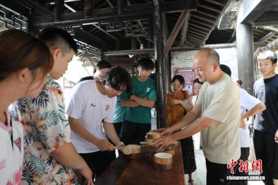 7月13日,两岸青年学子走进吉安县,近距离感受千年庐陵文化的独特底蕴与魅力。吉安县台办供图 7月13日,两岸青年学子走进吉安县,近距离感受千年庐陵文化的独特底蕴与魅力。吉安县台办供图