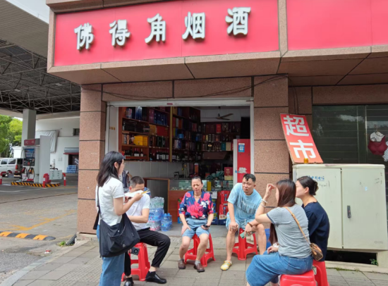 图为东湖烟草客户经理(左)给客户讲解最新政策。(秦斌峰摄) 图为东湖烟草客户经理(左)给客户讲解最新政策。(秦斌峰摄)
