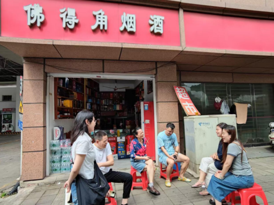图为东湖烟草客户经理(左)在门口开“小澄圆桌会”(秦斌峰摄) 图为东湖烟草客户经理(左)在门口开“小澄圆桌会”(秦斌峰摄)