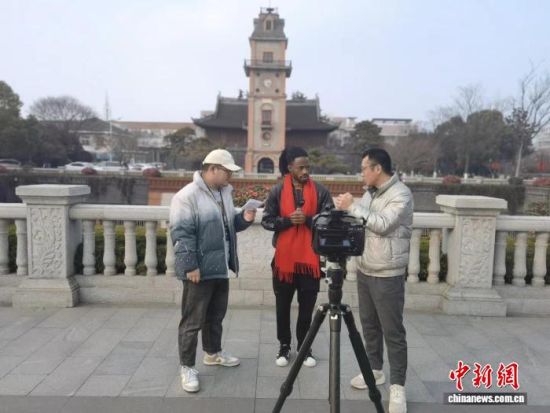 图为安哥拉青年马进(左二)正在拍摄视频。(受访者供图) 图为安哥拉青年马进(左二)正在拍摄视频。(受访者供图)