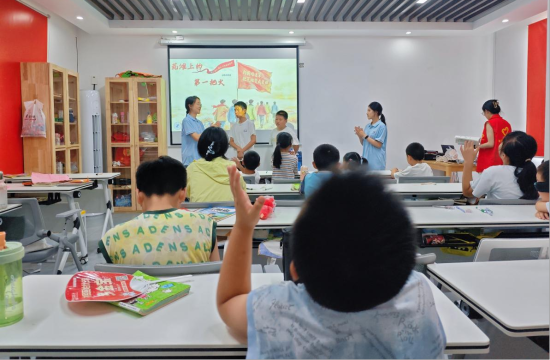 图为实践团带领孩子开展垦荒主题红色绘本教学 图为实践团带领孩子开展垦荒主题红色绘本教学