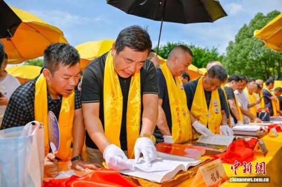图为第二届江西客家“六月六”晒谱大会活动现场。 薛顺鑫 摄 图为第二届江西客家“六月六”晒谱大会活动现场。 薛顺鑫 摄
