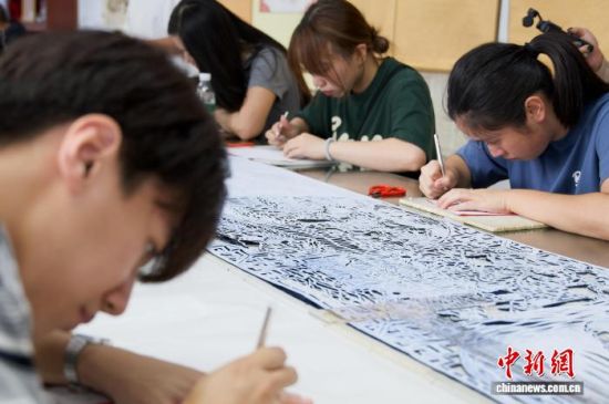 7月中旬,香港城市大学一行在江西省瑞昌市剪纸博物馆体验剪纸技艺。杜江 摄 7月中旬,香港城市大学一行在江西省瑞昌市剪纸博物馆体验剪纸技艺。杜江 摄