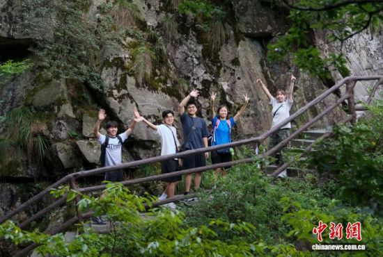 7月中旬,香港城市大学一行参观江西庐山锦绣谷。杜江 摄 7月中旬,香港城市大学一行参观江西庐山锦绣谷。杜江 摄