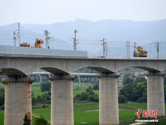 图为7月22日,昌九高铁江西昌北机场站外,施工人员正在架设接触网导线。胡国林 摄 图为7月22日,昌九高铁江西昌北机场站外,施工人员正在架设接触网导线。胡国林 摄