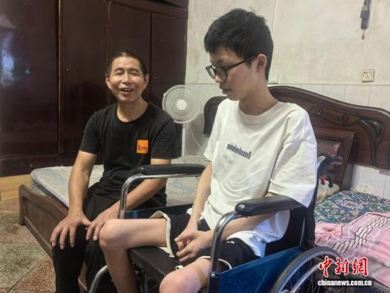 7月26日,张子房收到大学录取通知书,其祖父很是欣慰。袁奇 摄 7月26日,张子房收到大学录取通知书,其祖父很是欣慰。袁奇 摄