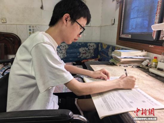 图为张子房在努力学习。江文倩 摄 图为张子房在努力学习。江文倩 摄