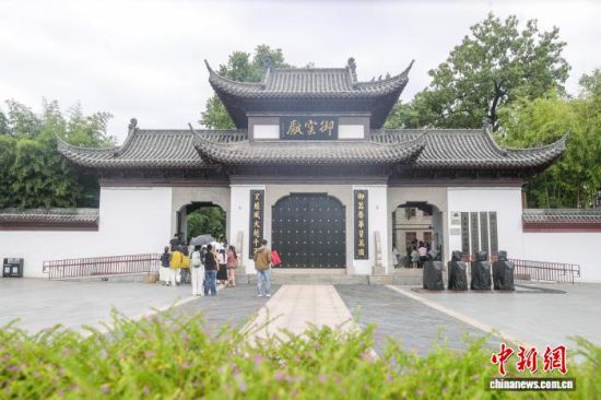 7月8日,江西景德镇,游客来到镇区瓷业生产中心的御窑厂窑址参观。御窑厂窑址是明清时代为宫廷烧造御用器物的御窑遗址,遗址内发现的各类窑业遗迹,反映了御窑的技术创新、精细化分工和集约化生产。 中新社记者 刘力鑫 摄 7月8日,江西景德镇,游客来到镇区瓷业生产中心的御窑厂窑址参观。御窑厂窑址是明清时代为宫廷烧造御用器物的御窑遗址,遗址内发现的各类窑业遗迹,反映了御窑的技术创新、精细化分工和集约化生产。 中新社记者 刘力鑫 摄