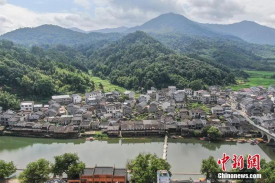 航拍江西景德镇浮梁县东埠码头,现存9处码头遗迹,是高岭瓷土矿遗址的一部分。刘力鑫 摄(1) 航拍江西景德镇浮梁县东埠码头,现存9处码头遗迹,是高岭瓷土矿遗址的一部分。刘力鑫 摄(1)