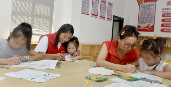 图为该镇志愿者正手把手地教孩子们绘画扇子,以让孩子们在动手实践中感受到传统手工艺的独特魅力。.png 图为该镇志愿者正手把手地教孩子们绘画扇子,以让孩子们在动手实践中感受到传统手工艺的独特魅力。.png