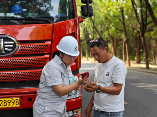 图为轮换购销科科员帮助客户使用“惠三农”APP预约。 图为轮换购销科科员帮助客户使用“惠三农”APP预约。