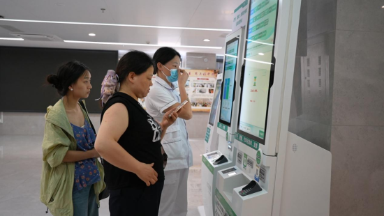 图为在南康区中医院,工作人员引导病人就诊挂号。p 图为在南康区中医院,工作人员引导病人就诊挂号。p