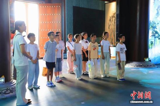 图为江西湖口十名少年登上石钟楼,感受家乡深厚的文化底蕴。石惠敏 摄 图为江西湖口十名少年登上石钟楼,感受家乡深厚的文化底蕴。石惠敏 摄