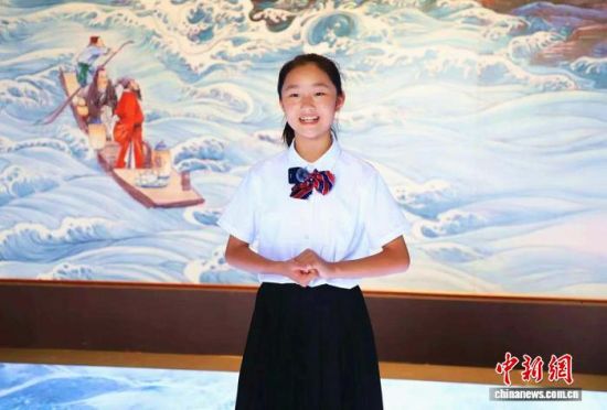 图为江西湖口少年登上石钟楼,开展实景演说及短视频创作。石惠敏 摄 图为江西湖口少年登上石钟楼,开展实景演说及短视频创作。石惠敏 摄