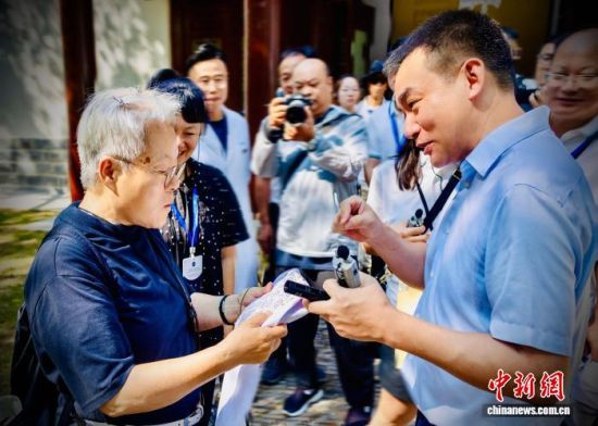 2025年9月,景德镇御窑博物院院长、景德镇市知联会会长翁彦俊(右一)陪同申遗国际评估专家在御窑厂调研。受访者供图 2025年9月,景德镇御窑博物院院长、景德镇市知联会会长翁彦俊(右一)陪同申遗国际评估专家在御窑厂调研。受访者供图