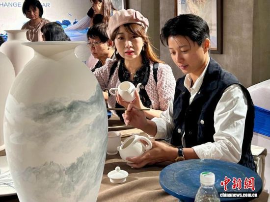 2025年10月18日,由民革江西省委会主办的2025海峡两岸(景德镇)陶瓷文化交流活动开幕式在江西省景德镇市举行。图为台湾艺术家在创作。(资料图)朱莹 摄 2025年10月18日,由民革江西省委会主办的2025海峡两岸(景德镇)陶瓷文化交流活动开幕式在江西省景德镇市举行。图为台湾艺术家在创作。(资料图)朱莹 摄