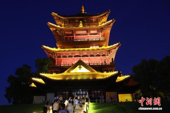7月30日晚,游客参观江西景德镇陶阳里历史文化旅游区内的龙珠阁。中新社记者 刘占昆 摄 7月30日晚,游客参观江西景德镇陶阳里历史文化旅游区内的龙珠阁。中新社记者 刘占昆 摄