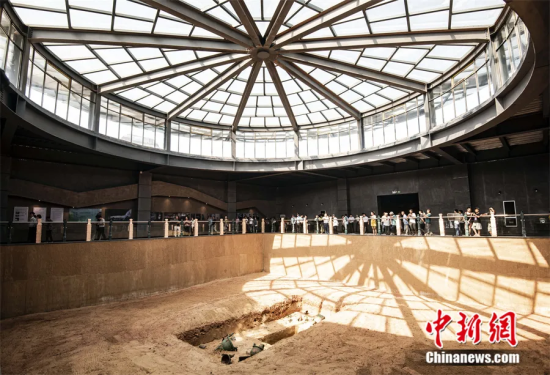 2019年,游客参观大洋洲商代青铜发掘遗址展示馆。李福孙 摄 2019年,游客参观大洋洲商代青铜发掘遗址展示馆。李福孙 摄
