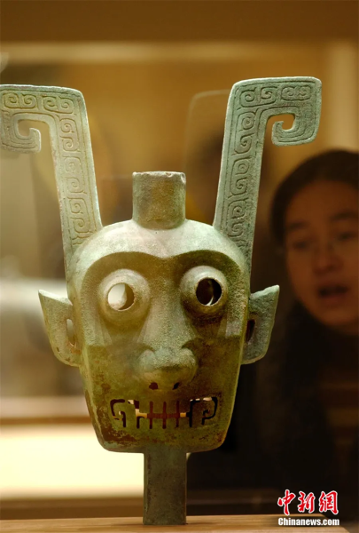 大洋洲商墓出土的双面神人铜头像。韩艺冰 摄 大洋洲商墓出土的双面神人铜头像。韩艺冰 摄