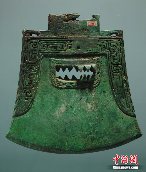 江西省新干县大洋洲出土的商代云纹青铜钺。徐长青 供图 江西省新干县大洋洲出土的商代云纹青铜钺。徐长青 供图