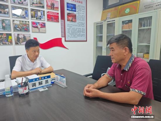 吴智尧(左一)正在了解群众遇到的问题。 熊锦阳 摄 吴智尧(左一)正在了解群众遇到的问题。 熊锦阳 摄