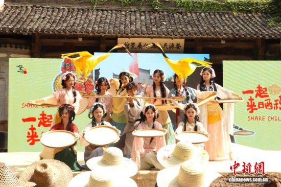 8月7日,篁岭古村第十二届篁岭晒秋文化季开幕式现场,村民们正在表演“晒秋舞”。 熊锦阳 摄 8月7日,篁岭古村第十二届篁岭晒秋文化季开幕式现场,村民们正在表演“晒秋舞”。 熊锦阳 摄