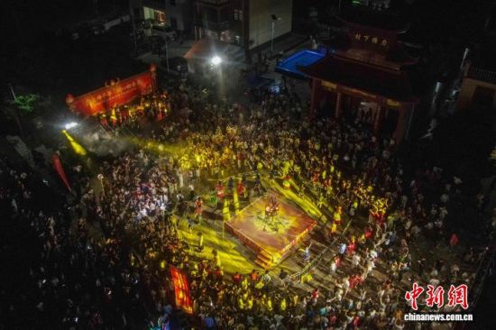 图为8月6日,江西新余渝水区,2026鹄山都则力塘下彝族火把节现场。刘力鑫 摄2 图为8月6日,江西新余渝水区,2026鹄山都则力塘下彝族火把节现场。刘力鑫 摄2