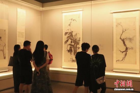7月10日,游客正在观看“高山仰止 墨染千秋——八大山人诞辰400周年特展”。熊锦阳 摄 7月10日,游客正在观看“高山仰止 墨染千秋——八大山人诞辰400周年特展”。熊锦阳 摄