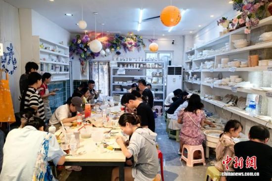 8月6日,游客在江西景德镇体验陶艺。中新社记者 吴鹏泉 摄 8月6日,游客在江西景德镇体验陶艺。中新社记者 吴鹏泉 摄