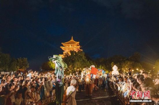 今年暑期,江西景德镇举行的陶阳庙会吸引众多游客。(景德镇陶阳里历史文化旅游区供图) 今年暑期,江西景德镇举行的陶阳庙会吸引众多游客。(景德镇陶阳里历史文化旅游区供图)