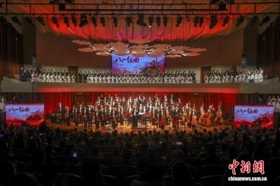 图为8月8日,江西南昌,原创交响乐《八一组曲》首演音乐会结束后,全体演出人员谢幕。刘力鑫 摄 图为8月8日,江西南昌,原创交响乐《八一组曲》首演音乐会结束后,全体演出人员谢幕。刘力鑫 摄