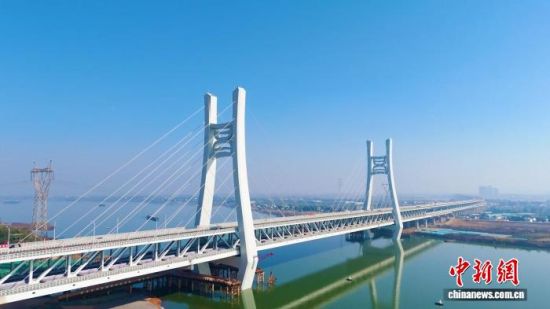 图为航拍昌九高铁南昌扬子洲赣江公铁大桥。(资料图)中国铁路南昌局集团有限公司供图 图为航拍昌九高铁南昌扬子洲赣江公铁大桥。(资料图)中国铁路南昌局集团有限公司供图