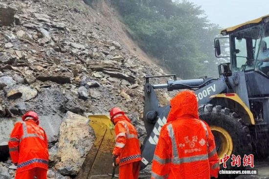 8月10日,江西庐山公路部门抢险人员处置塌方险情。江西九江市公路发展中心庐山分中心 供图 8月10日,江西庐山公路部门抢险人员处置塌方险情。江西九江市公路发展中心庐山分中心 供图