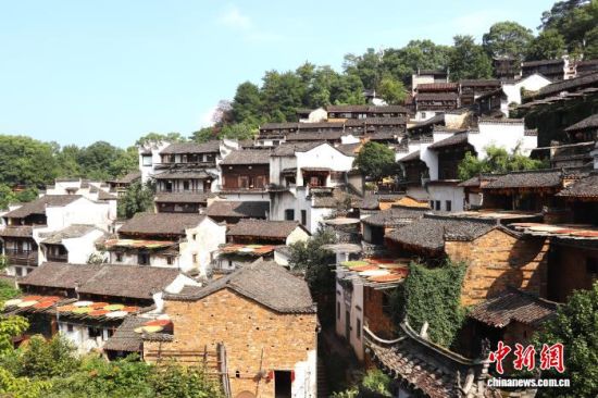 图为篁岭古村内的晒秋场景。 熊锦阳 摄 图为篁岭古村内的晒秋场景。 熊锦阳 摄