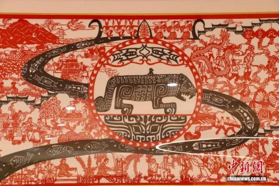 图为彭许平剪纸作品《家乡风韵》。 熊锦阳 摄 图为彭许平剪纸作品《家乡风韵》。 熊锦阳 摄