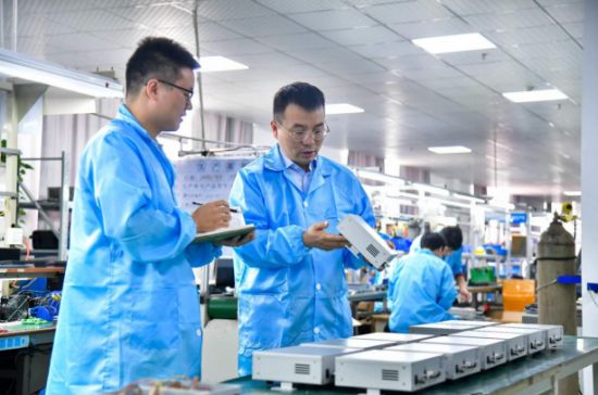 生产车间内,刘文峰(右一)正在和员工交流。 受访者供图 生产车间内,刘文峰(右一)正在和员工交流。 受访者供图