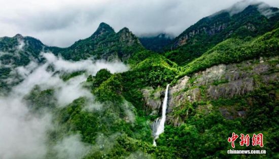 图为庐山瀑布。(资料图)江西庐山风景区供图 图为庐山瀑布。(资料图)江西庐山风景区供图