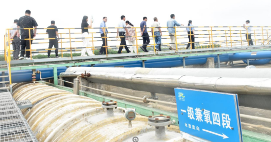 2026年8 月 14 日,在江西景德镇市乐平市开展的“法典护航绿水青山・企业践行绿色担当”专题宣讲活动中,参加活动人员正在实地观摩天新药业污水处理站。 2026年8 月 14 日,在江西景德镇市乐平市开展的“法典护航绿水青山・企业践行绿色担当”专题宣讲活动中,参加活动人员正在实地观摩天新药业污水处理站。