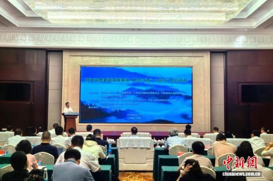 8月15日下午,“加大绿色金融项目支持 助力江西‘十五五’良好开局”座谈会在南昌举行。记者 吴鹏泉 摄 8月15日下午,“加大绿色金融项目支持 助力江西‘十五五’良好开局”座谈会在南昌举行。记者 吴鹏泉 摄