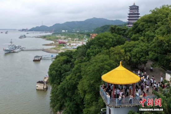 8月14日,大量游客在长江国家文化公园江西九江湖口段的石钟山景区参观游览。中新社记者 刘占昆 摄 8月14日,大量游客在长江国家文化公园江西九江湖口段的石钟山景区参观游览。中新社记者 刘占昆 摄