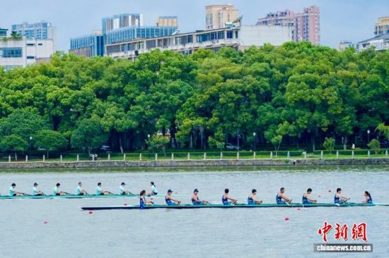 8月15日,2026第十届南昌赛艇大师赛暨赣粤城际联赛·名校邀请赛在江西南昌青山湖水域开赛。(主办方供图) 8月15日,2026第十届南昌赛艇大师赛暨赣粤城际联赛·名校邀请赛在江西南昌青山湖水域开赛。(主办方供图)