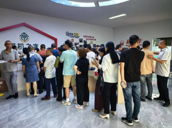 在永修服务区为长途货运司机体检 在永修服务区为长途货运司机体检