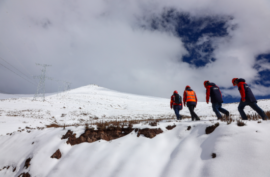 ▲在雪峰上勘线 ▲在雪峰上勘线