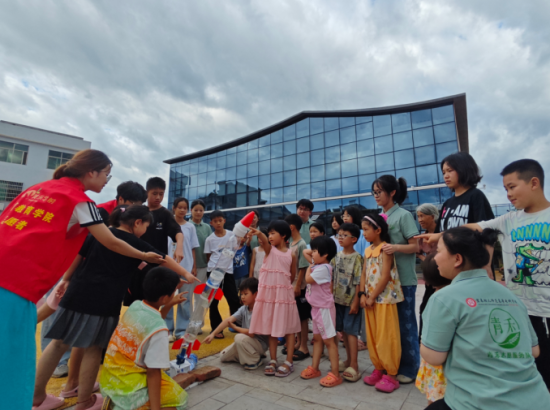 7月22日下午,澧田镇童书馆二楼举办“法治薪火传·童心筑成长”小小法治讲解员活动。活动伊始,江西旅游商贸职业学院“三下乡”大学生志愿者以一曲自编自演的“永新小鼓”《三湾改编 法治新篇》温暖开场,用非遗艺术为留守儿童送上法治启蒙 7月22日下午,澧田镇童书馆二楼举办“法治薪火传·童心筑成长”小小法治讲解员活动。活动伊始,江西旅游商贸职业学院“三下乡”大学生志愿者以一曲自编自演的“永新小鼓”《三湾改编 法治新篇》温暖开场,用非遗艺术为留守儿童送上法治启蒙