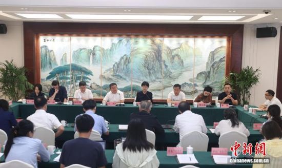 图为8月25日,江西景德镇,“文化遗产保护与陶瓷文化传承创新”国际传播主题研讨会现场。刘力鑫 摄 图为8月25日,江西景德镇,“文化遗产保护与陶瓷文化传承创新”国际传播主题研讨会现场。刘力鑫 摄