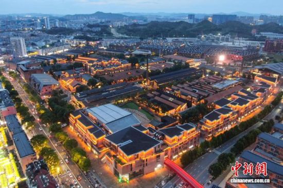 图为7月6日,航拍景德镇陶溪川文创街区。刘力鑫 摄 图为7月6日,航拍景德镇陶溪川文创街区。刘力鑫 摄
